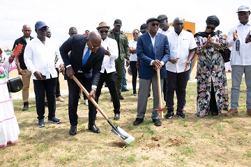 Côte d'Ivoire / Sports-études : le ministre N'Guessan Koffi lance les travaux d'aménagement au standard international du terrain du lycée technique et professionnel d'Ebimpé 